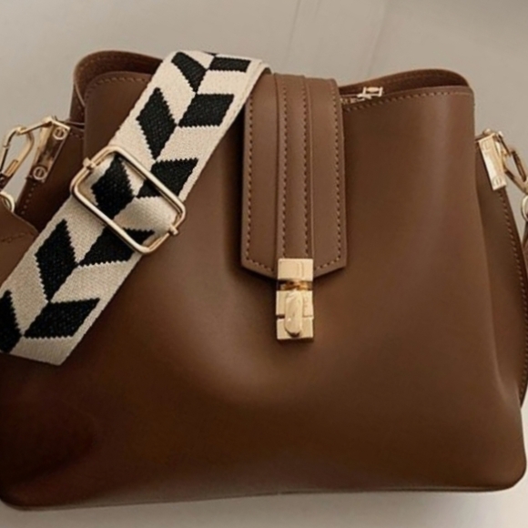 Ivy & Taylor Crossbody Bag - Picture 1 of 3